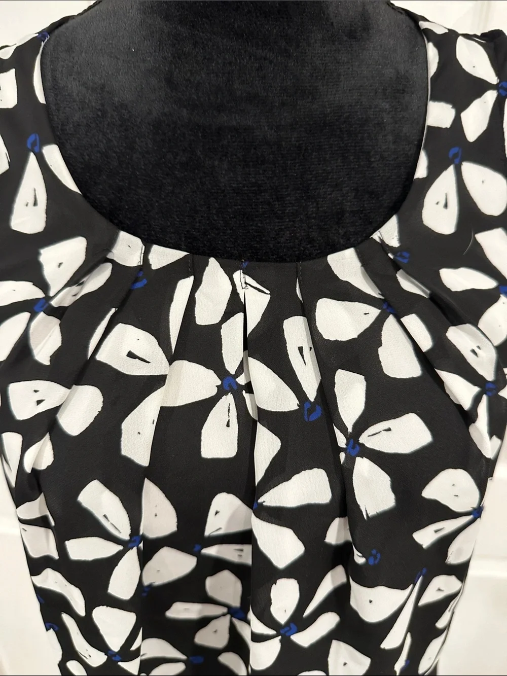 Elle Black Floral-Print Sleeveless Camisole with White Petals. Size XS